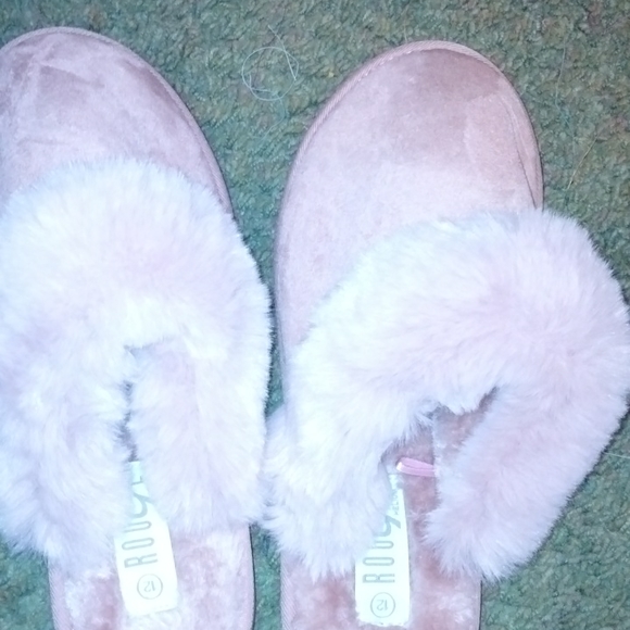 Iam selling my rouge helium slippers - Picture 3 of 8